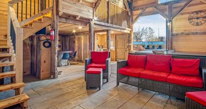 Explore Kanab: Timber & Tin E 2BR Roof Deck, Pool, Hot Tub and Game Barn. Close to Horseshoe Bend, Zion, Bryce and North Rim of the Grand Canyon.