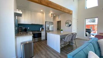 Frigorifero, microonde, forno, piano cottura