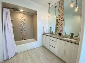 Bathtub, hair dryer, towels, shampoo - Explore Kanab: Timber & Tin E 2BR Roof Deck, Pool, Hot Tub and Game Barn.  Close to Horseshoe Bend, Zion, Bryce and North Rim of the Grand Canyon. (Kanab)