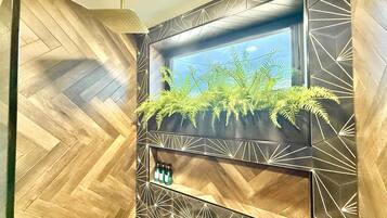 Een douche, een haardroger, handdoeken, shampoo