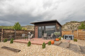 Outdoor dining - East Zion Designer Container Studio- The Fields (Orderville)