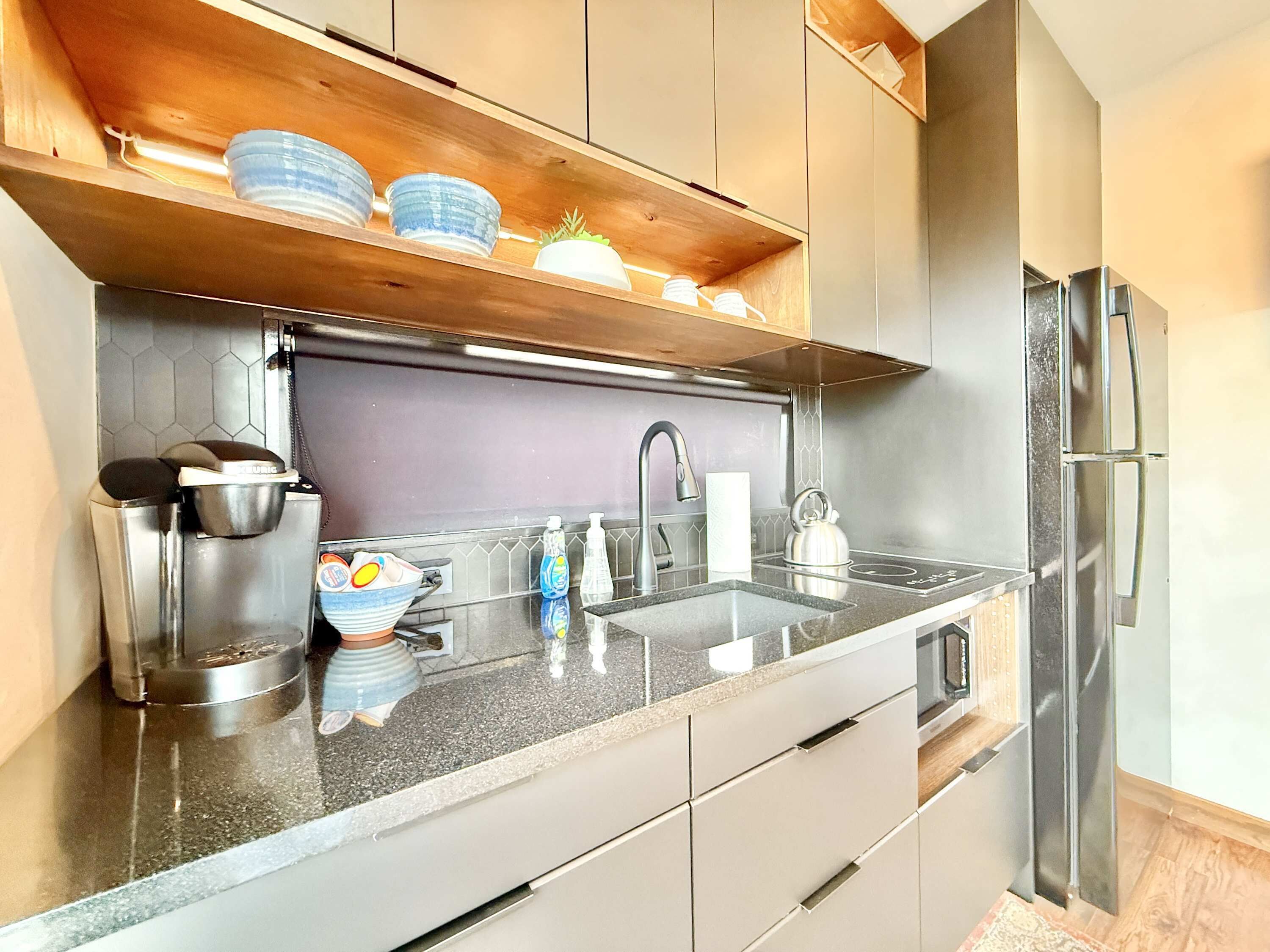 Coffee/tea maker, fridge, microwave, oven