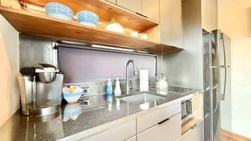 Coffee/tea maker, fridge, microwave, oven