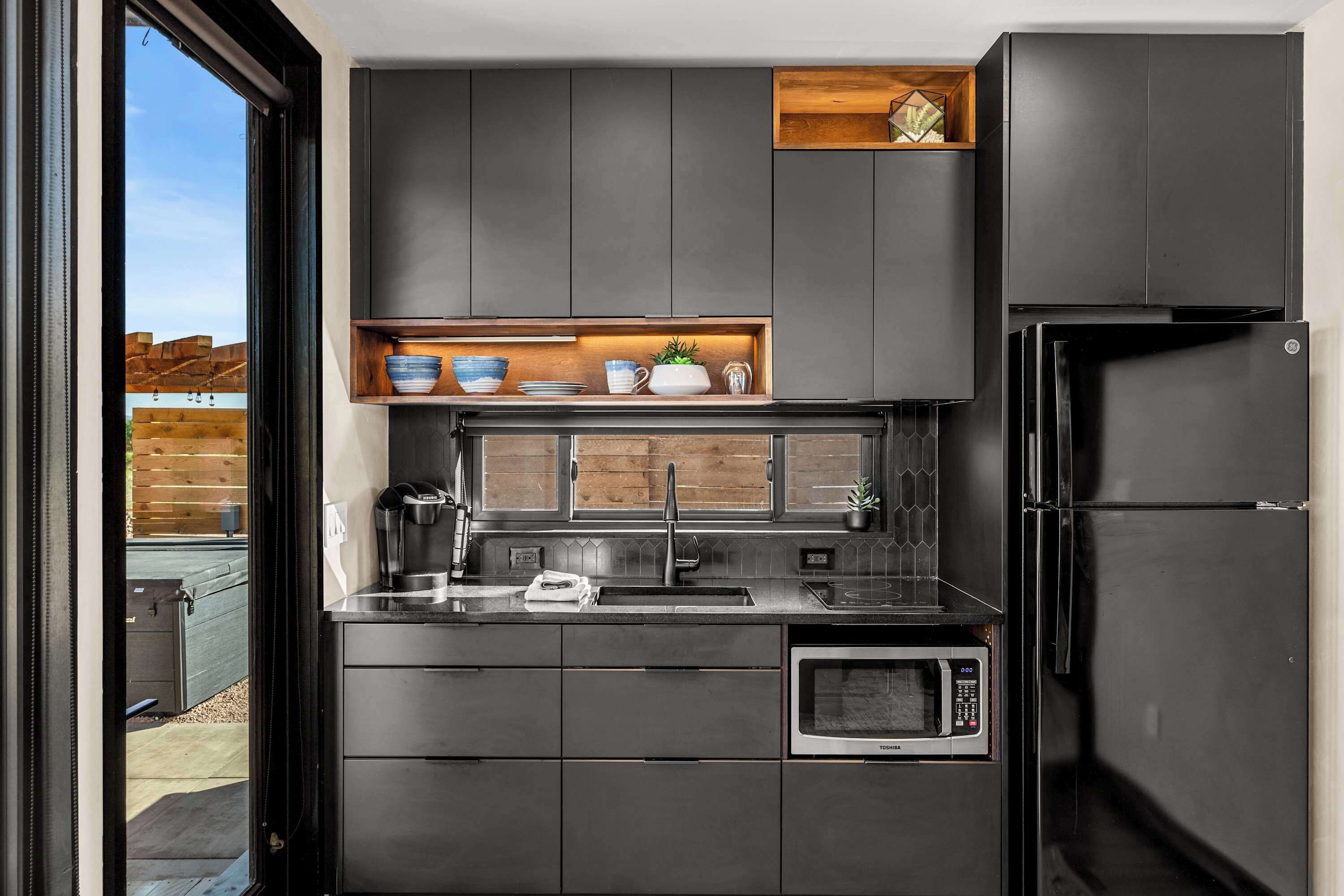 Coffee/tea maker, fridge, microwave, oven