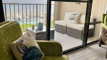 Panoramic-Apartment, 1Â King-Bett und Schlafsofa, Meerblick | Terrasse/Patio