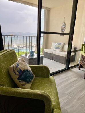 Condo panoramique, 1 très grand lit et 1 canapé-lit, vue sur la mer | Terrasse/patio