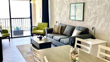 Panoramic Condo, 1 King Bed with Sofa bed, Sea View | In-room dining