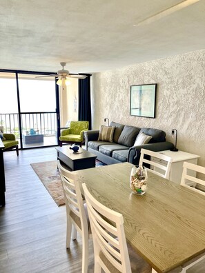 Condo panoramique, 1 très grand lit et 1 canapé-lit, vue sur la mer | Repas dans la chambre