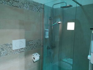 シャワー、ヘアドライヤー、ビデ、タオル