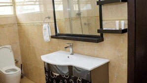 Ein Badezimmer mit Toilette, Waschbecken und Dusche.