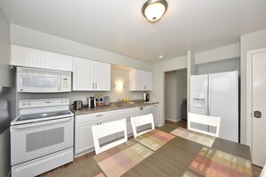 KĂŒhlschrank, Mikrowelle, Ofen, Herdplatte