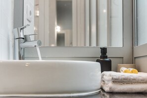 Dusj, hårføner og håndklær