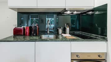 Réfrigérateur, micro-ondes, four, cafetière/bouilloire