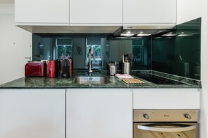 Kylskåp, mikrovågsugn, ugn och kaffe- och tebryggare