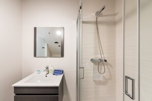 Shower, hair dryer, towels
