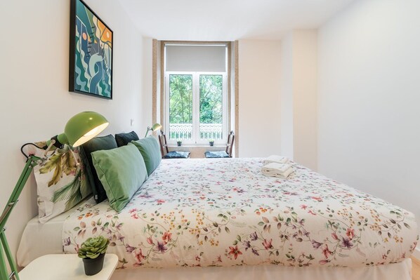 2 habitaciones, escritorio, internet gratis y ropa de cama