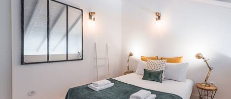 1 quarto, escrivaninha, acesso de cortesia à internet, roupa de cama