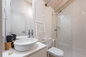 Ducha, secador de pelo, toallas