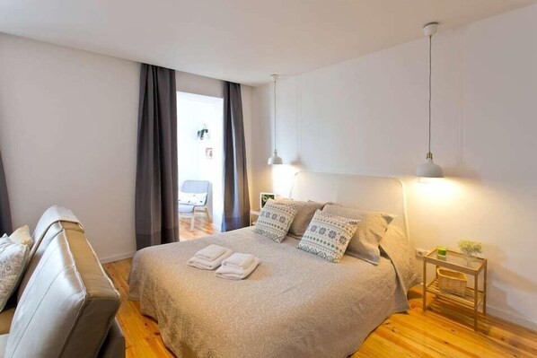 2 bedrooms, desk, internet, bed sheets