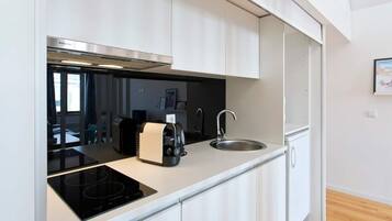 Réfrigérateur, micro-ondes, plaque de cuisson, cafetière/bouilloire