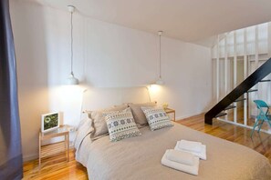 2 bedrooms, desk, internet, bed sheets