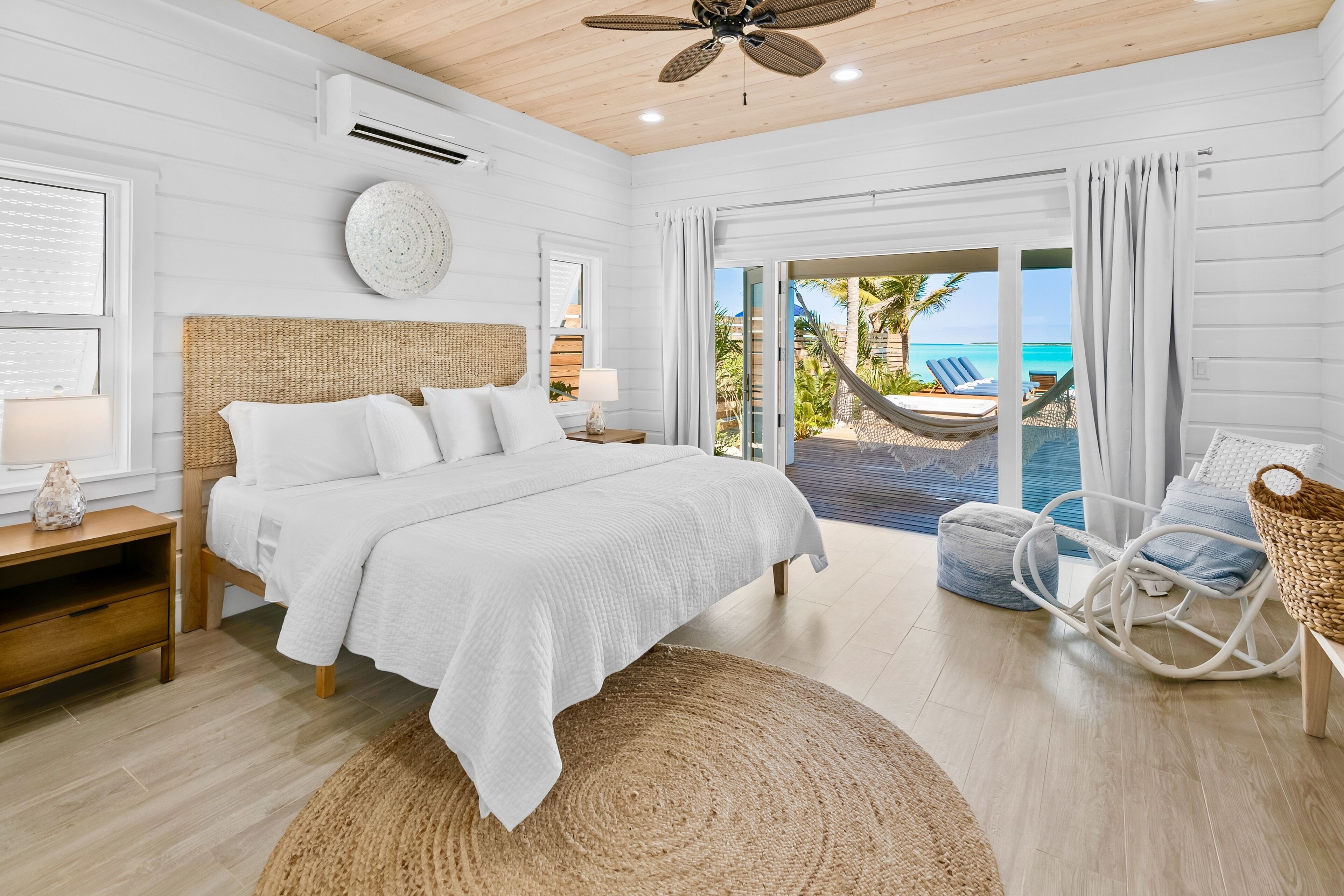 5 chambres, coffres-forts dans les chambres, fer et planche à repasser