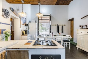 Villa, 3 Schlafzimmer, Raucher, eigener Pool | Eigene Küche | Herdplatte, Wasserkocher mit Kaffee-/Teezubehör, Wasserkocher, Esstisch