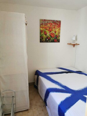 2 chambres, fer et planche à repasser, literie fournie