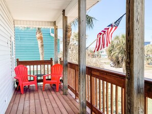Terrace/patio - The Crow's Nest - great location / sunset decks / sleeps eight (Galveston)