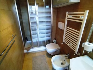 Apartment, 2 Bedrooms, Smoking, Balcony | Bathroom