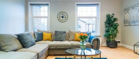 Apartment, 2 Bedrooms | Lounge