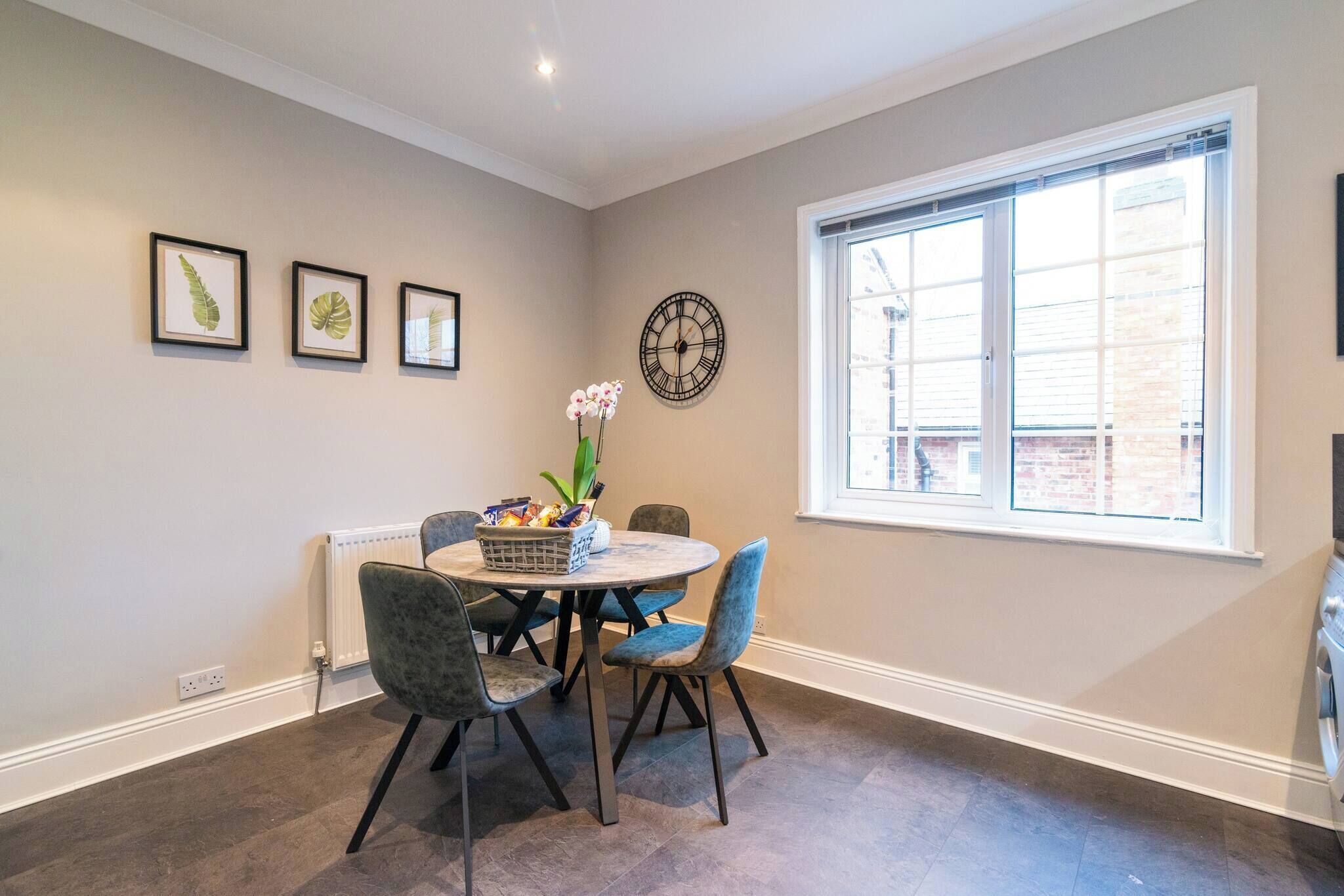 Apartment, 2 Bedrooms | Dining
