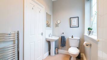 Apartment, 2 Bedrooms | Bathroom | Hair dryer, towels