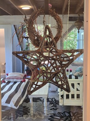 Adorno colgante con forma de estrella hecho de ramas y ramitas.
