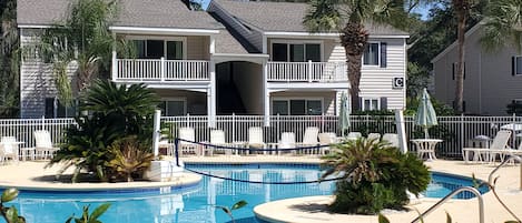 Una piscina al aire libre, una piscina climatizada