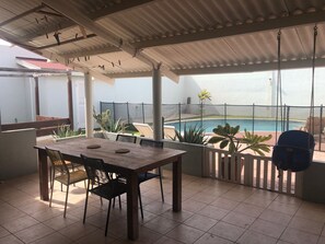 Outdoor dining - Caribbean house with pool and tropical garden (Oranjestad)