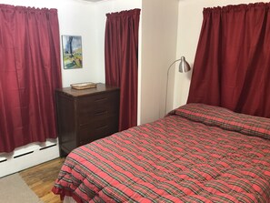 3 bedrooms, desk, bed sheets