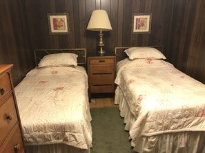 3 slaapkamers, een bureau, beddengoed