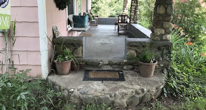 Quaint Farmhouse near Great Lakes