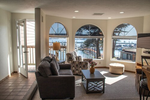 Historic Bay Front! Views of the Marina! Fully Stocked Kitchen! Walk to Everything!