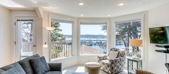 Yaquina Bay Views! Restaurants, Shops, Walk to Everything!