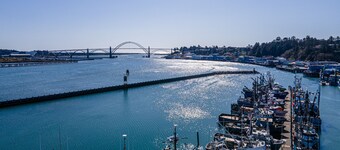 Yaquina Bay Views! Restaurants, Shops, Walk to Everything!