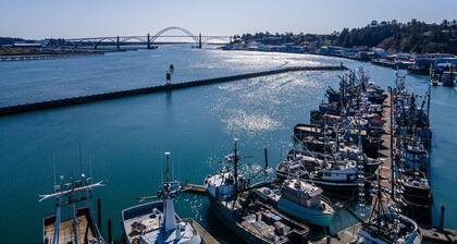 Marina Views! Watch the Boats! Walk to Everything!