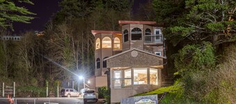 Yaquina Bay & Bridge Views! Watch the Boats! Full Kitchen - a culinary delight!