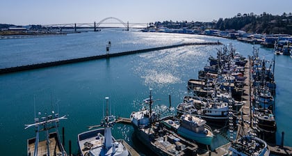 Bay Front Views! Shopping, Restaurants! Museums!