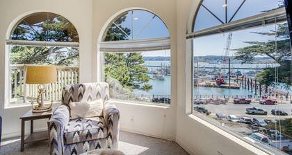 Bay Front Views! Shopping, Restaurants! Museums!