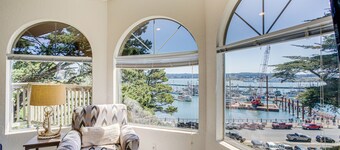 Bay Front Views! Shopping, Restaurants! Museums!