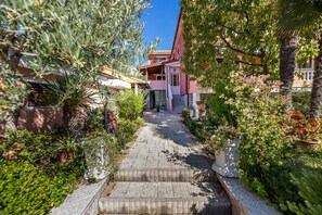 Property grounds - Nadica 1st floor - Charming 1BR Apartment for Two, Parking Available (Baška)