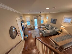 Smart-TV, DVD-spiller, filmbibliotek og stereoanlegg