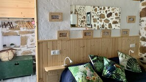A bedroom with a wooden headboard, a mirror, and a bed with tropical-themed pillows. - THE WONDER Legalized VUT-LE-533 (Tedejo Folgoso de la Ribera. león)